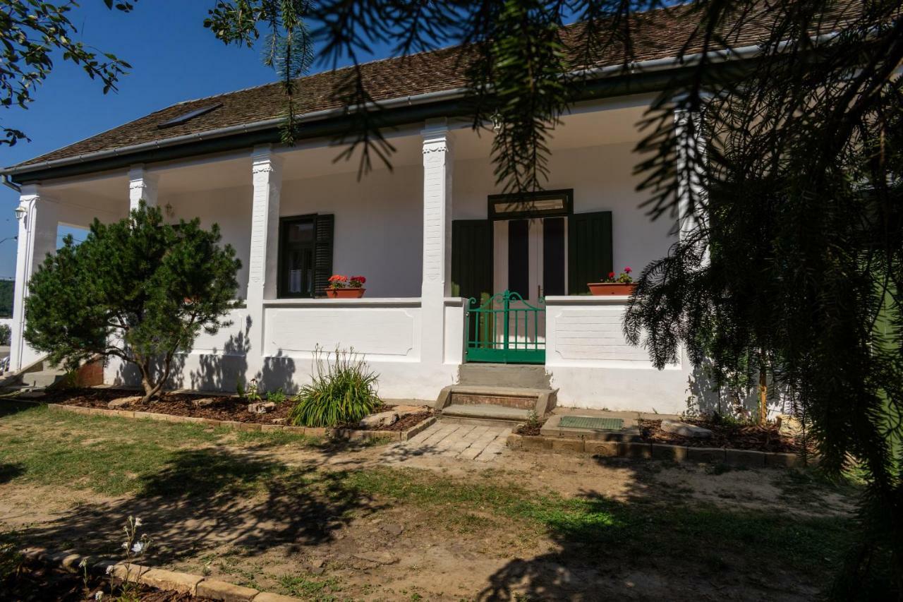 דירות Palkonya Vaj Bisztro Es Vendeghaz מראה חיצוני תמונה